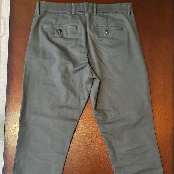 Modern Khakis in Slim Fit with GapFlex - Soft Blac - Picture 3 of 4